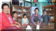 Dorffamilie in Bhutan