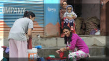 Waschen vor dem Haus in Sitapaila