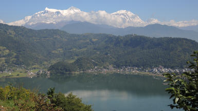 Pokhara mit Phewa See und Annapurna Range
